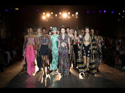 Watch the Spring Summer 2022 Women’s fashion show