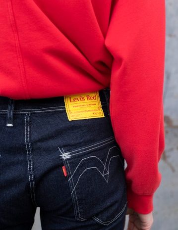 Levi's Red, the new capsule that revisits 90s jeans - Montenapo Daily