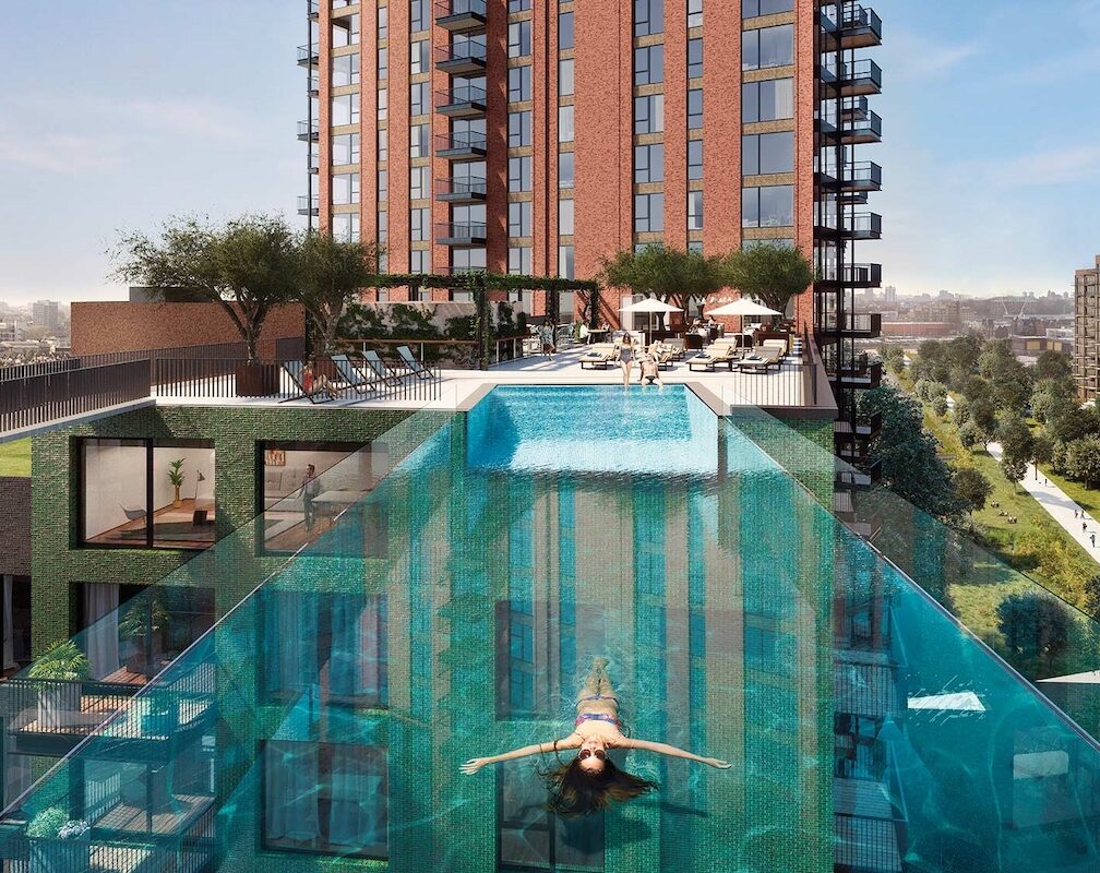 La piscina sospesa tra due palazzi