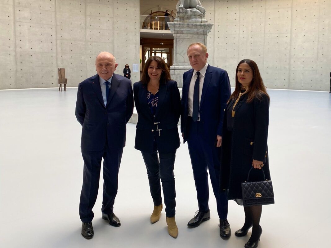 François Pinault e la sindaca di Parigi Anne Hidalgo (i primi due da sinistra) all'inaugurazione del museo 