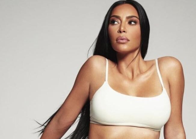 Kim Kardashian debutta nel mondo sportivo con SKIMS