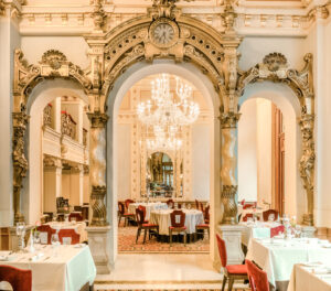 Anantara_New_York_Palace_Budapest_Hotel_Restaurant_interior_clock_detail
