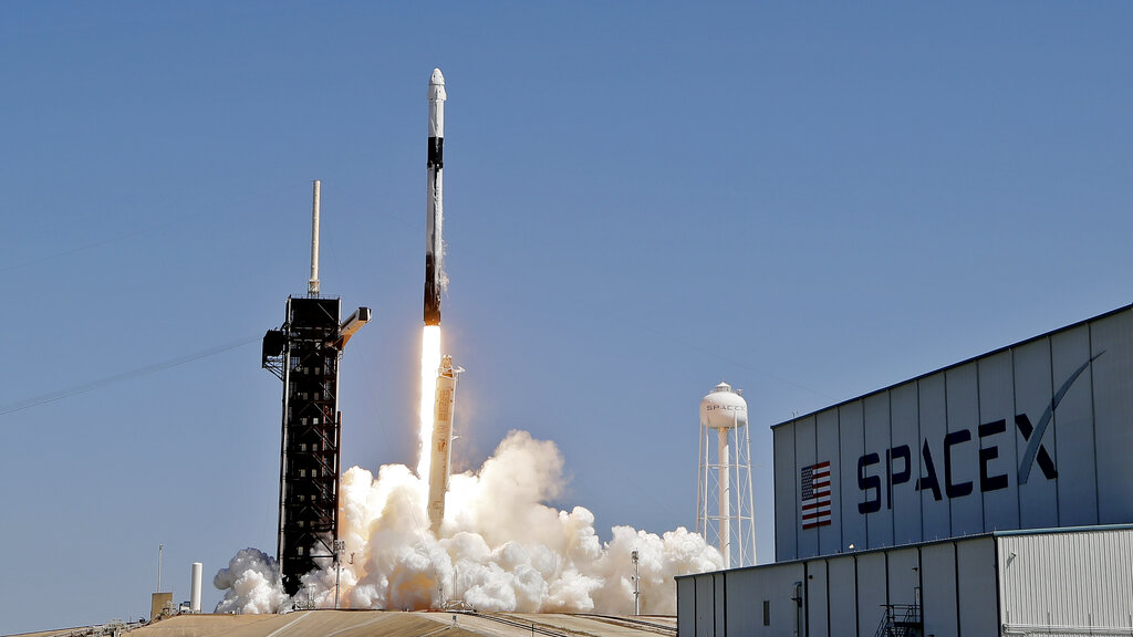 Il razzo Falcon 9 di SpaceX, con la navicella, al decollo da Cape Canaveral!