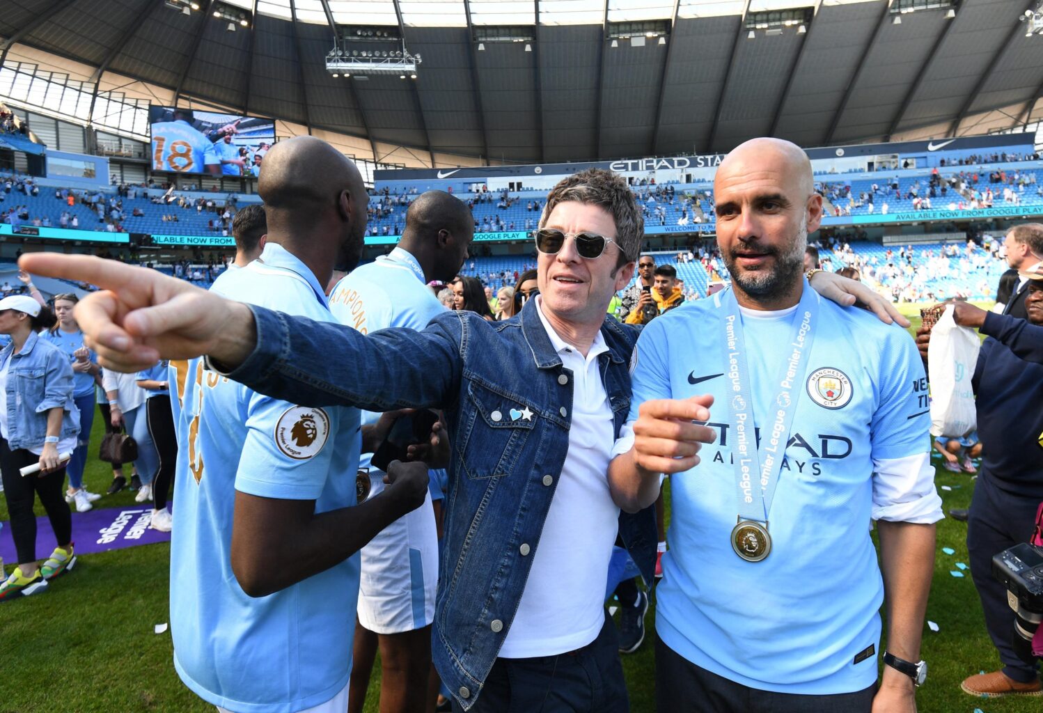 Noel Gallagher, grande tifoso del Manchester City, con Pep Guardiola, manager dei "Citizens".