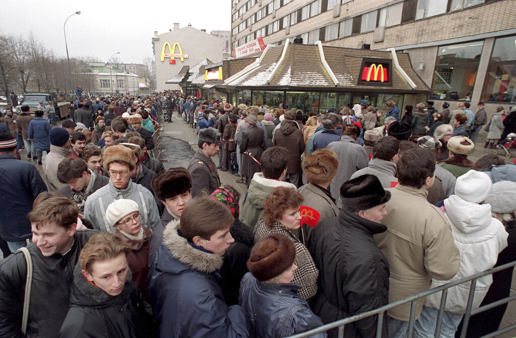 Stesso luogo, il 31 gennaio 1990. L'apertura del primo McDonald's in Unione Sovietica.