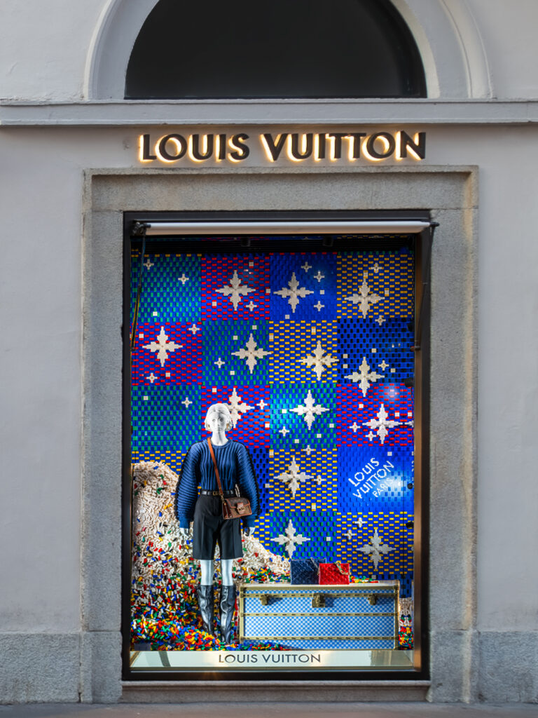 Louis Vuitton et Lego Builders s'associent pour les vitrines de
