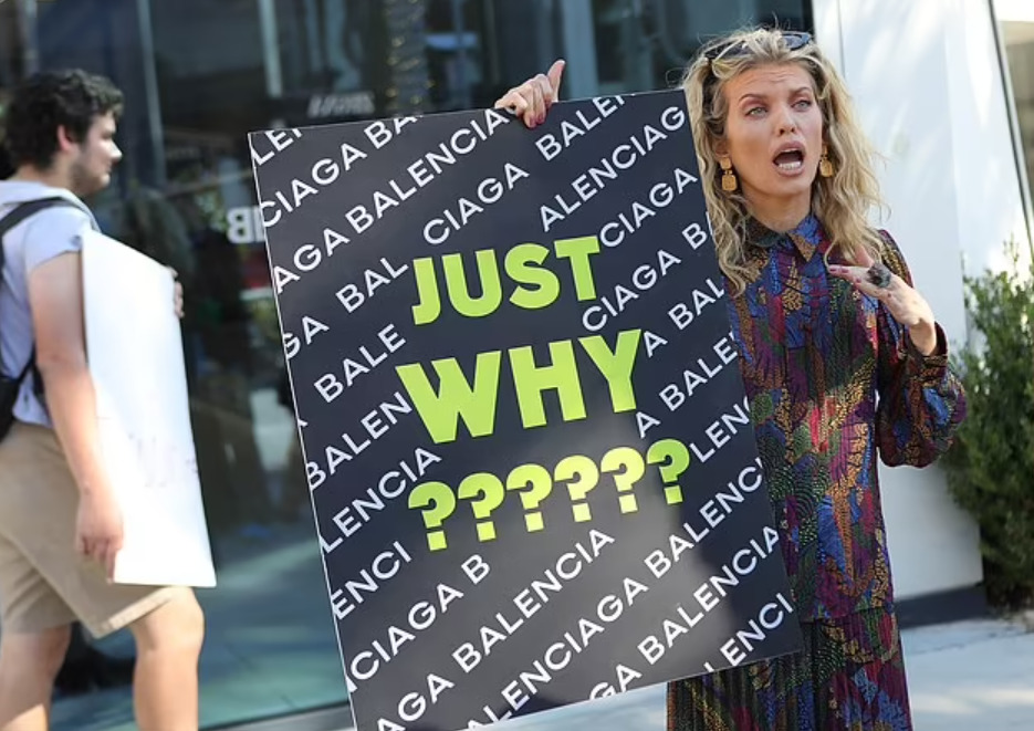 AnnaLynne McCord contro Balenciaga