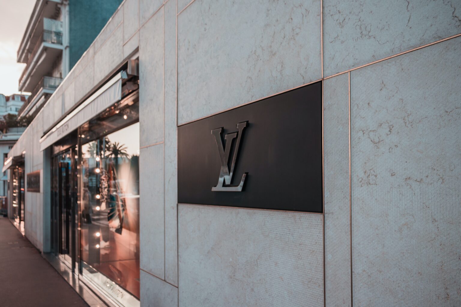 Dicono Louis Vuitton aumento dei prezzi nell'agosto 2023 - l'Étoile de  Saint Honoré