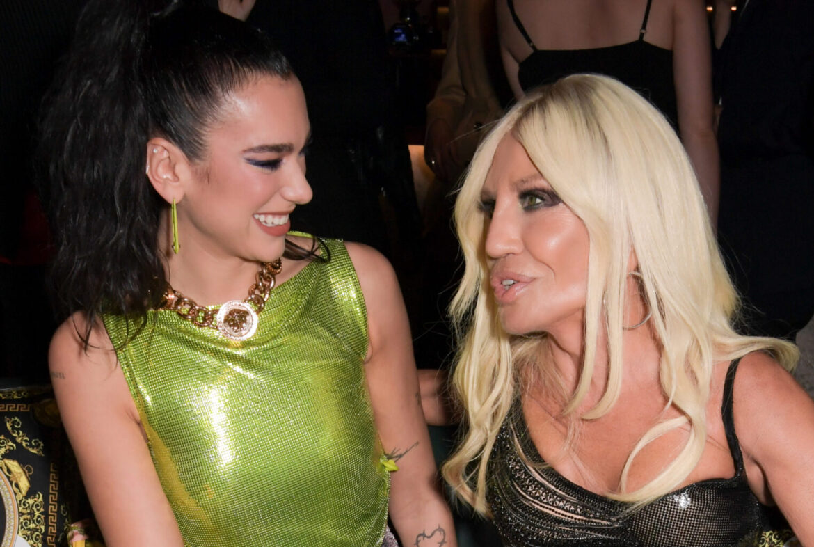 dua lipa e donatella versace