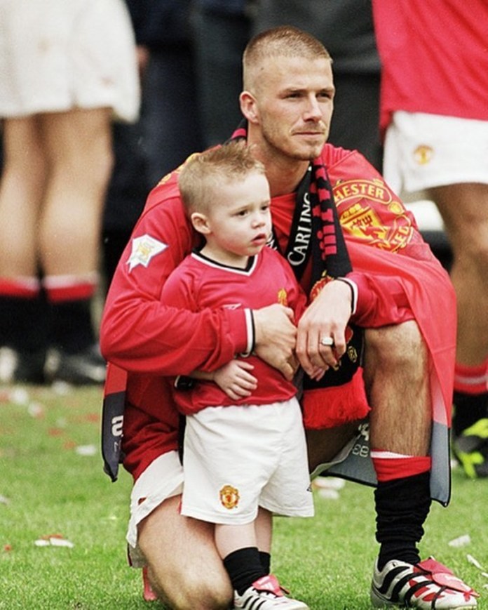 Il piccolo Brooklyn con il papà, nel 2000.