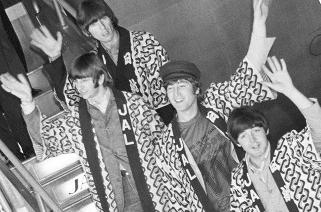 1966: i Beatles all'arrivo a Tokyo. 